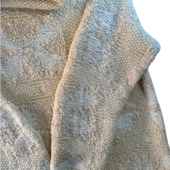 VINTAGE JONES NEW YORK EXCLUSIVE HAND KNIT TURTLE NECK CREAM AND WHITE SWEATER - Picture 8 of 11
